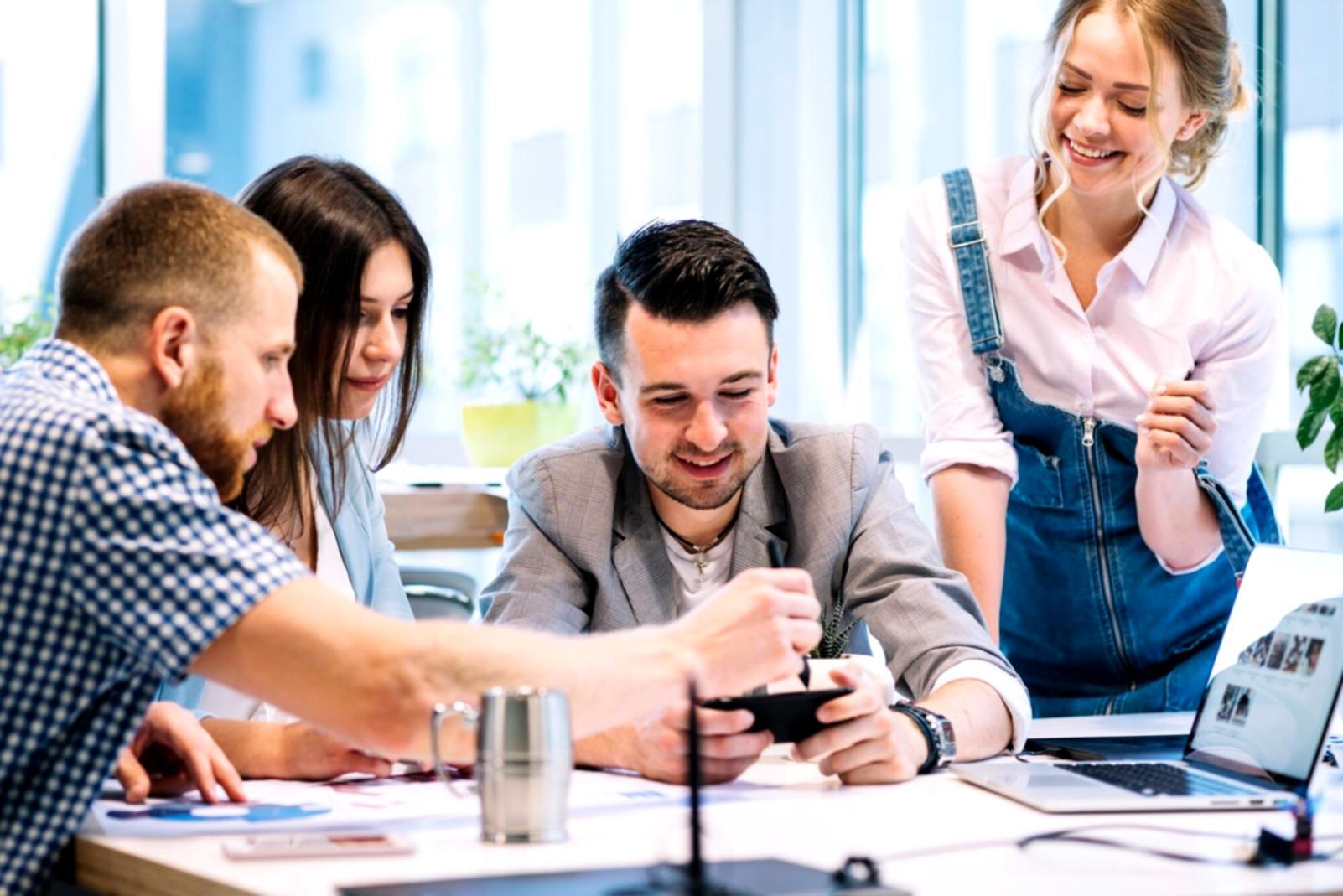 Studenti che lavorano su progetti SEO mobile durante una sessione pratica